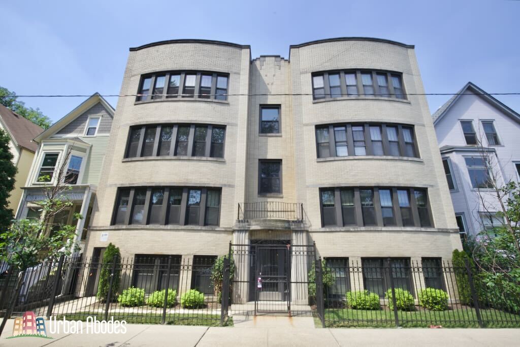 2238 N Sawyer Ave, Unit M04B in Chicago, IL - Building Photo