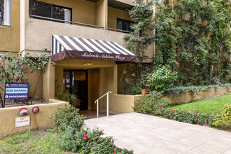 Midvale Ashton Plaza in Los Angeles, CA - Foto de edificio - Other