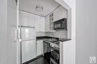 313 E 73rd St in New York, NY - Building Photo - Building Photo