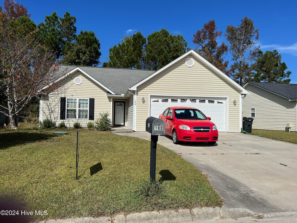 180 Crooked Run Dr in New Bern, NC - Foto de edificio