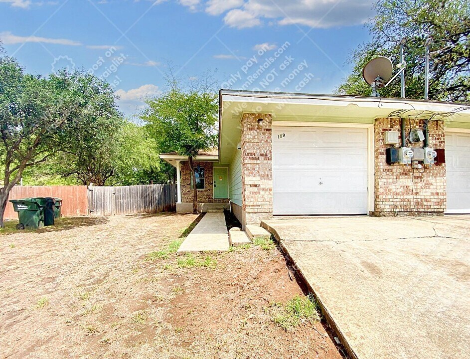 109 Hughson Ct in San Marcos, TX - Building Photo
