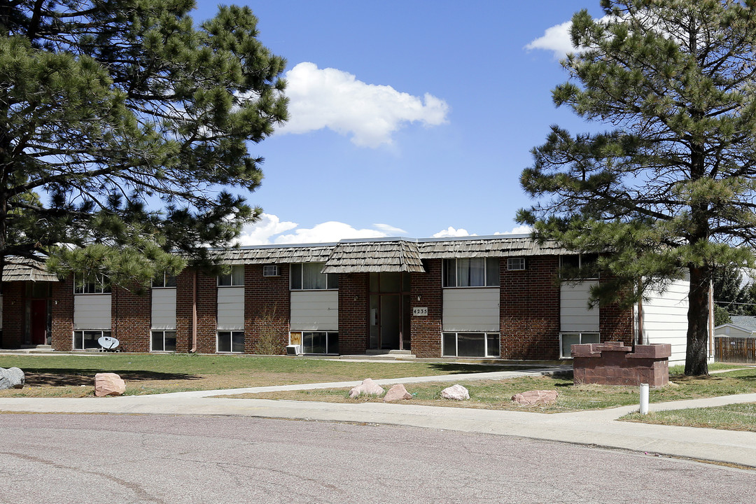 4235 Forrest Hill Pl in Colorado Springs, CO - Building Photo