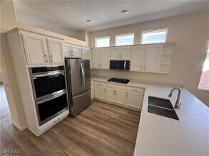 10657 Sapphire Vista Ave in Las Vegas, NV - Foto de edificio - Building Photo