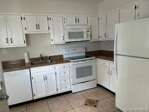 353 Woodbridge Dr in Ridge, NY - Building Photo - Building Photo