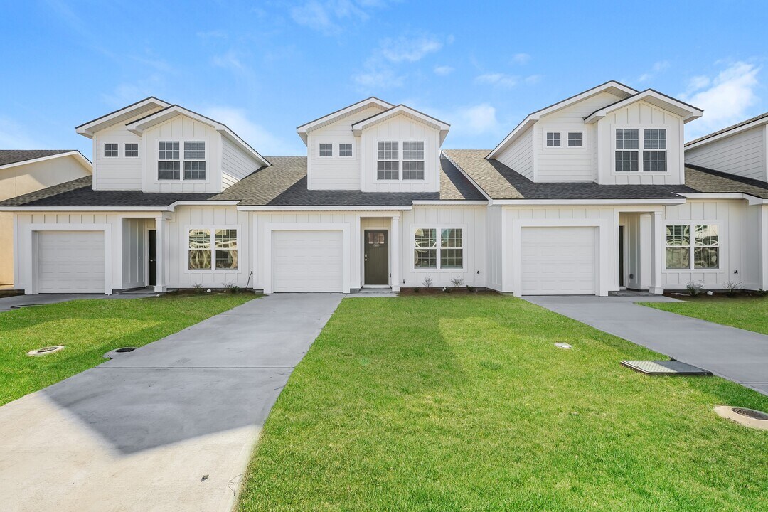 1019 Walker Point Way in Brunswick, GA - Building Photo