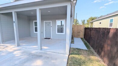 13218 HP Johnson St, Unit B in Kendleton, TX - Building Photo - Building Photo