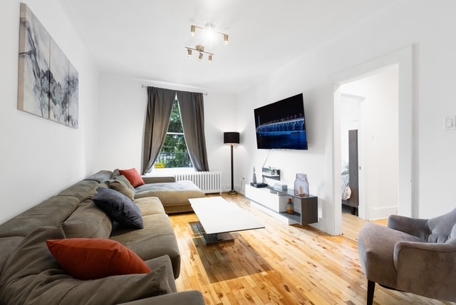 2259 Sherbrooke Rue E in Montréal, QC - Building Photo - Building Photo