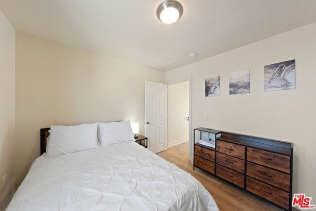 5912 S Flower St in Los Angeles, CA - Building Photo - Building Photo