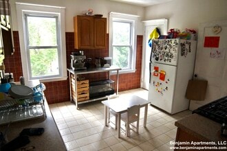 385 Pond Ave, Unit 3 in Brookline, MA - Foto de edificio - Building Photo