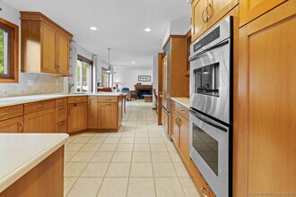 996 Stillwater Rd in Stamford, CT - Building Photo - Building Photo