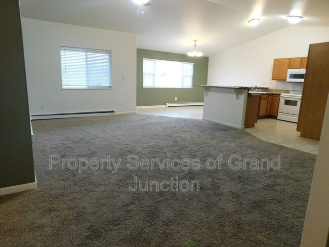 3016 Oakwood Dr in Grand Junction, CO - Building Photo - Building Photo