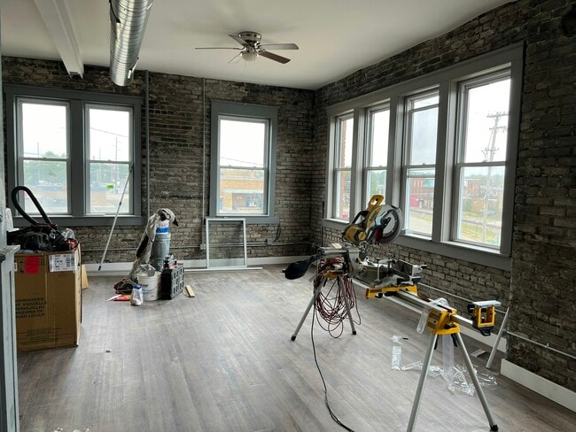 301 N Clinton St in Albion, MI - Foto de edificio - Building Photo