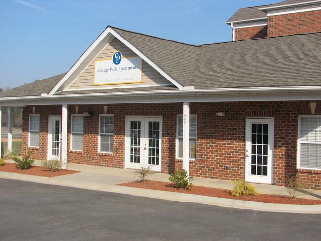 Golden Student Housing in Salisbury, NC - Foto de edificio - Building Photo
