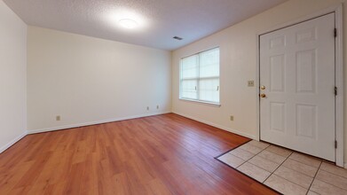 SoHo Apartments in Warrensburg, MO - Building Photo - Interior Photo