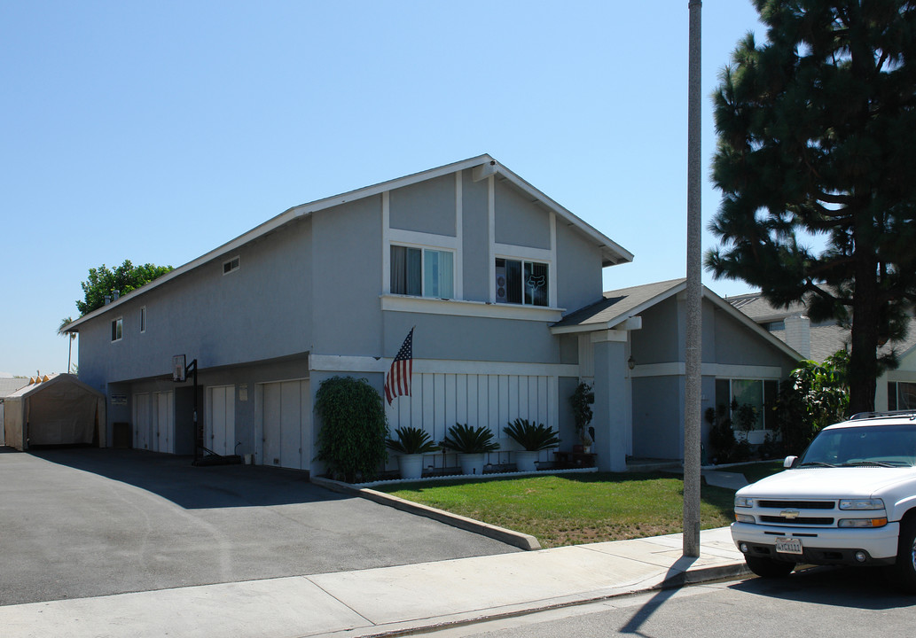 16522 Regina Cir in Huntington Beach, CA - Building Photo