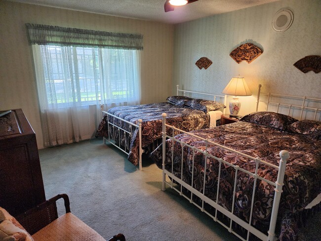 317 W Banbury Dr in Stockton, CA - Foto de edificio - Building Photo