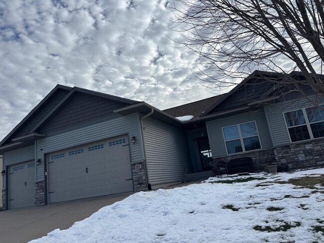 185 Locust Dr in North Liberty, IA - Foto de edificio - Building Photo