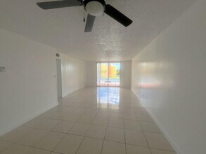 7000 NW 186th St in Hialeah, FL - Foto de edificio - Building Photo