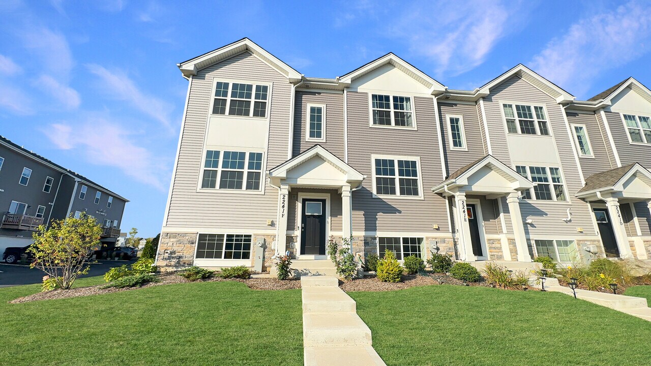 2241 Sassafras Wy in Wonder Lake, IL - Building Photo