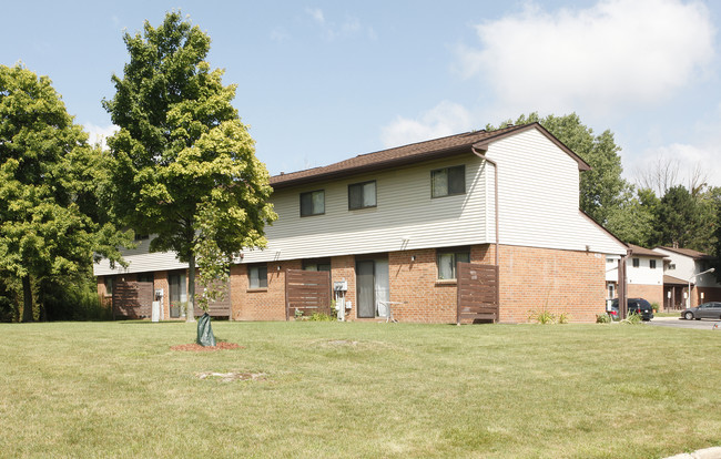 South Brook Villa in Lansing, MI - Building Photo - Building Photo