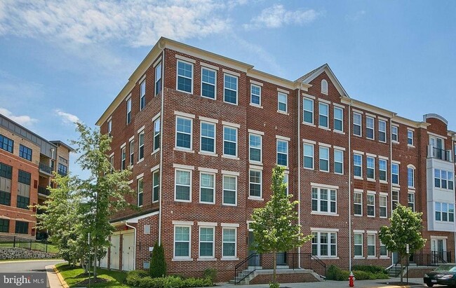 property at 3073 Rittenhouse Cir