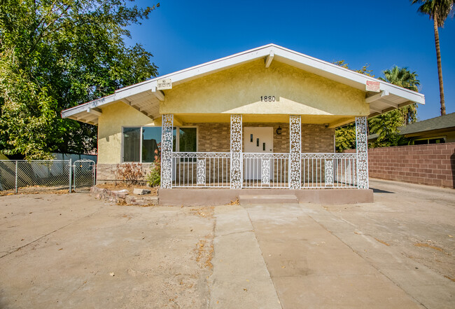 1880 Pacific St in Bakersfield, CA - Building Photo - Building Photo