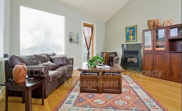 6840 Charing Cross Rd in Berkeley, CA - Building Photo - Building Photo