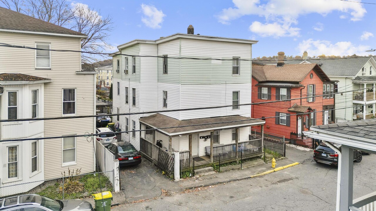 38 E Dover St in Waterbury, CT - Building Photo