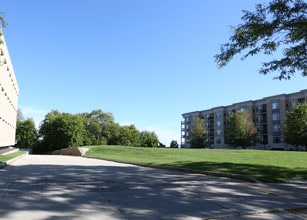 Portfolio in Milwaukee, WI - Foto de edificio - Building Photo