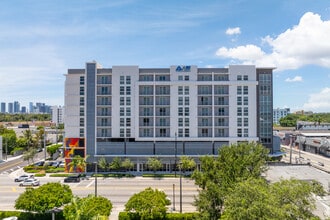 Audrey M. Edmonson Transit Village in Miami, FL - Foto de edificio - Building Photo