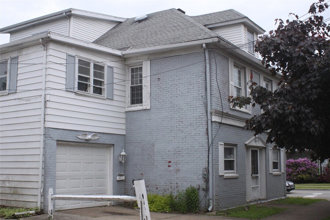 2902 Cascade St in Erie, PA - Building Photo