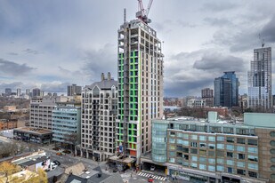 89 Avenue Rd in Toronto, ON - Building Photo