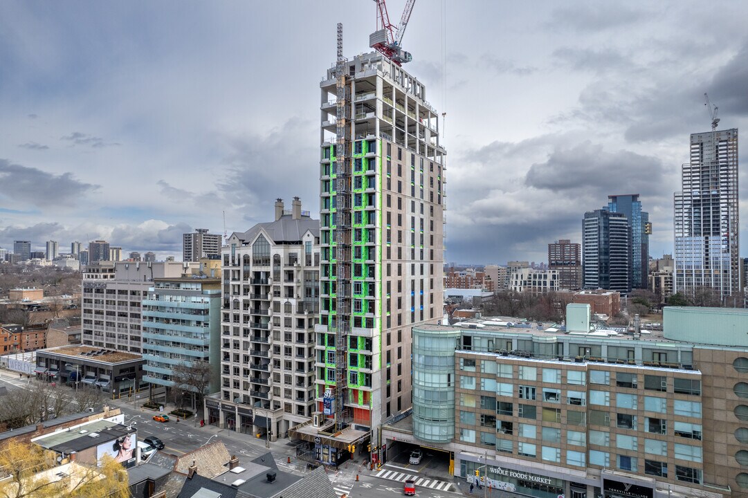 89 Avenue Rd in Toronto, ON - Building Photo