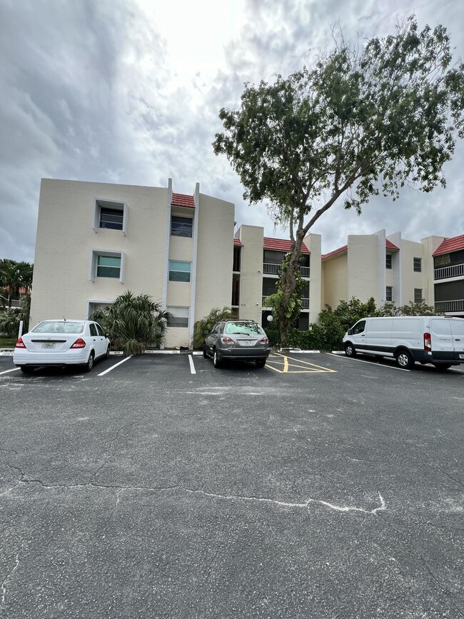 610 NW 13th St in Boca Raton, FL - Foto de edificio - Building Photo