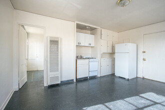 121 Terrace St SE in Albuquerque, NM - Building Photo - Interior Photo