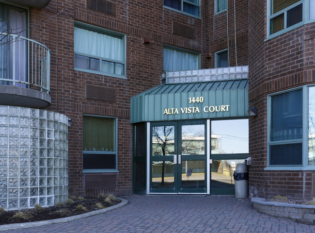 Alta Vista Court in Ottawa, ON - Building Photo - Building Photo