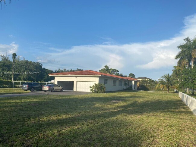 1895 NW 175th St in Miami Gardens, FL - Building Photo - Building Photo