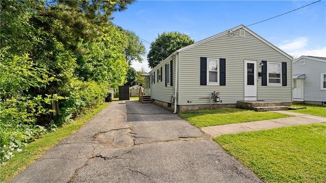 92 Falcon Ave in Warwick, RI - Building Photo - Building Photo