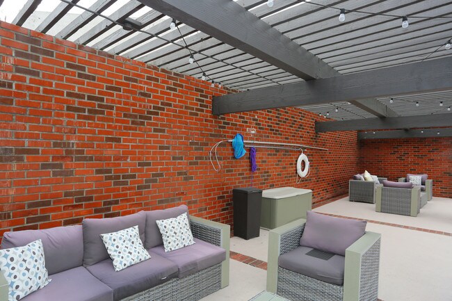 Evria Claremont Apartments in Claremont, CA - Foto de edificio - Building Photo