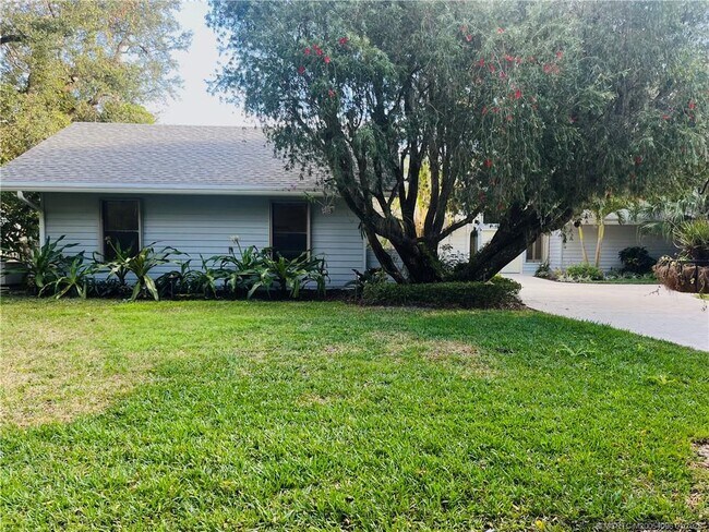 8 Kingston Ct in Stuart, FL - Building Photo - Building Photo