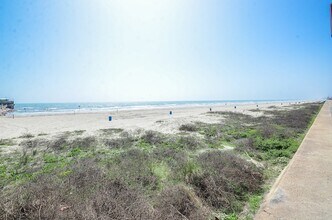 6102 Seawall Blvd, Unit 102 in Galveston, TX - Building Photo - Building Photo
