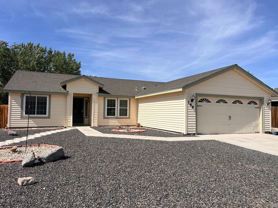 144 Shadow Mountain Dr in Fernley, NV - Building Photo