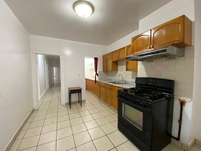 884 Huntington Ave, Unit 1R
