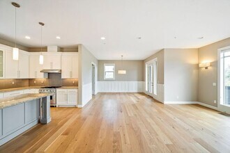 307 NW Meridian Ridge Ct in Portland, OR - Building Photo - Building Photo