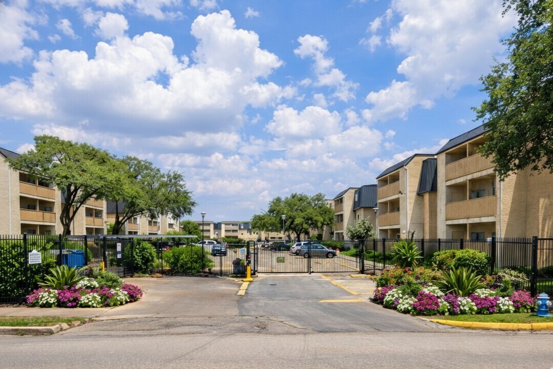 8529 Hearth Dr in Houston, TX - Building Photo