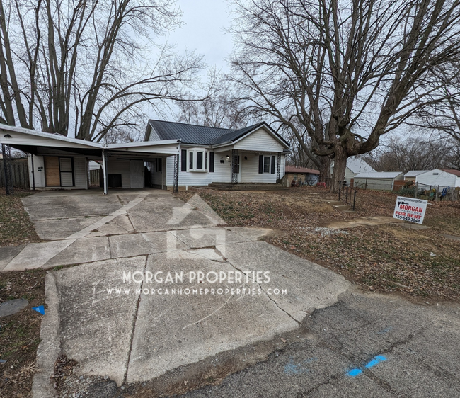 216 E Vinyard St in Anderson, IN - Foto de edificio - Building Photo