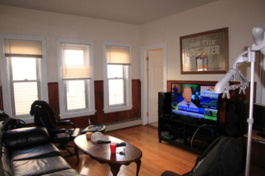 76 Hano St in Boston, MA - Building Photo