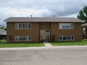 718 N Nowlan Ave in Glendive, MT - Building Photo - Building Photo