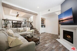 18755 Hatteras St in Los Angeles, CA - Building Photo