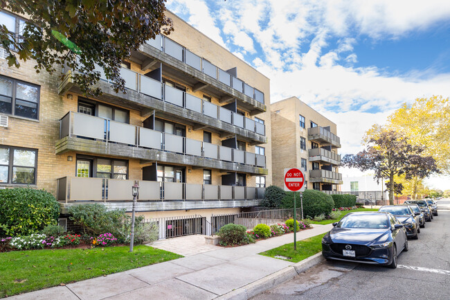 Jackson Terrace in Mineola, NY - Foto de edificio - Building Photo